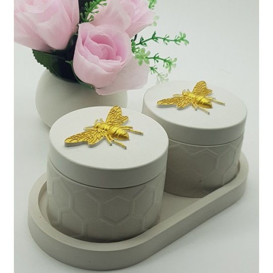 Комплект из двух свечей Улей натурального пчелиного воска в стаканах из гипса на подставке. jpg